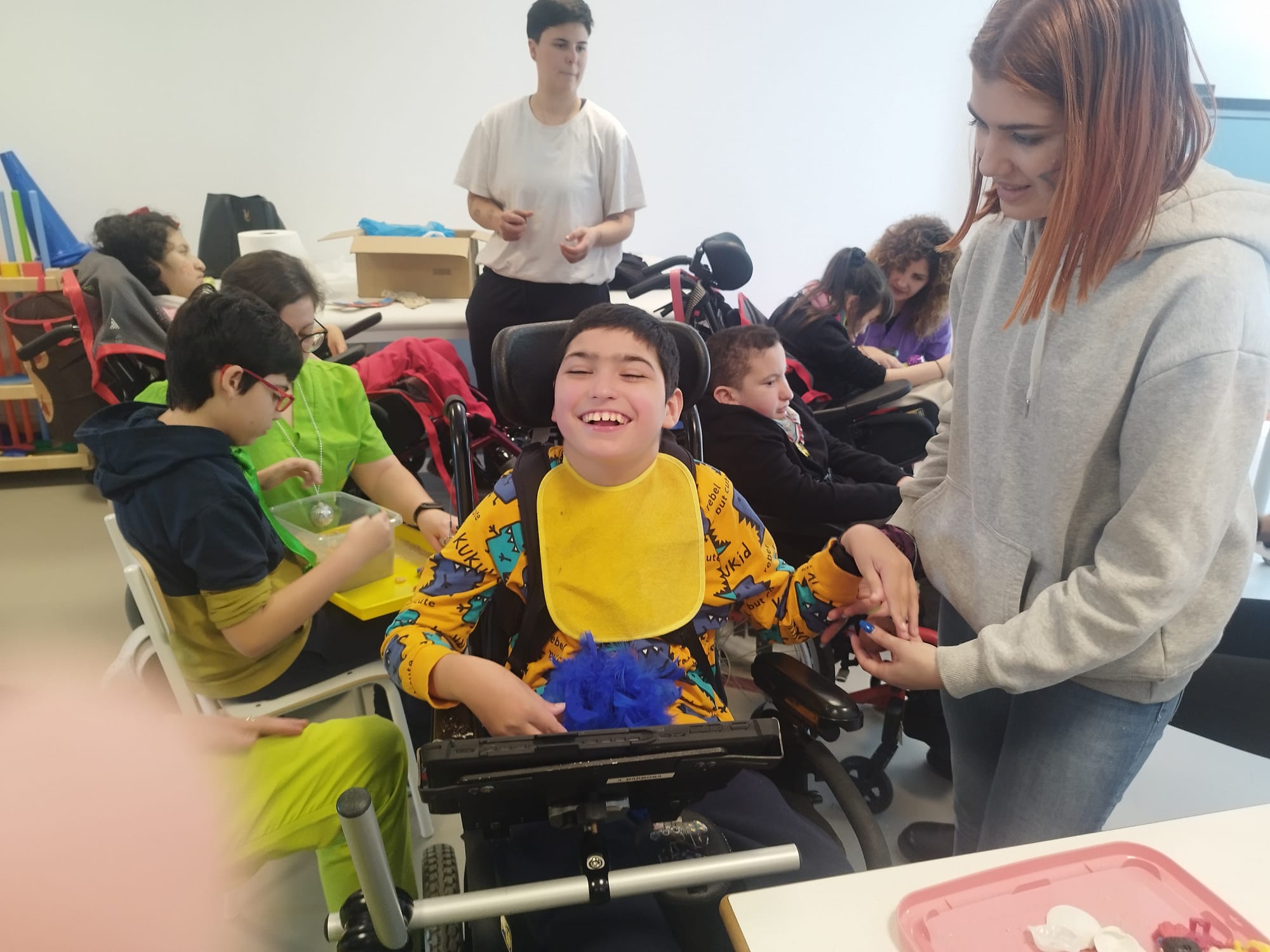 Alumnos del ciclo Atención de Personas en situación de dependencia del Colegio LAR organizan talleres de carnaval para niños con parálisis cerebral